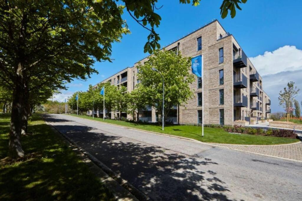 Canal Side Apartment With Balcony, Secure Parking, Self Check-In, Fast Wifi And Smart Tv With Sky Tv And Netflix By Yoko Property Milton Keynes Eksteriør bilde