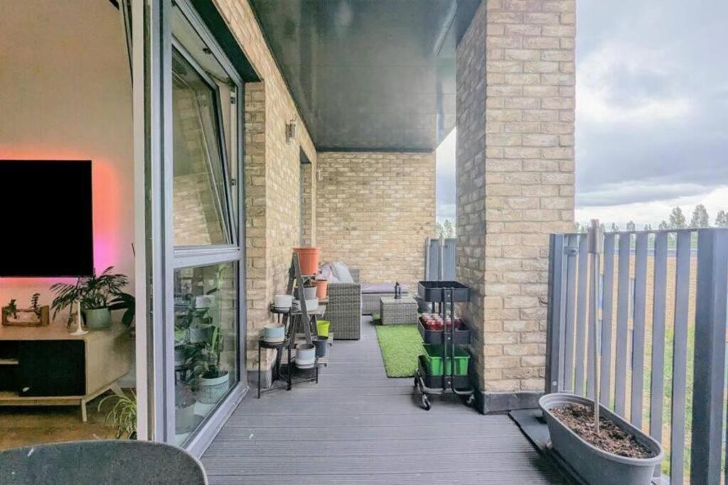 Canal Side Apartment With Balcony, Secure Parking, Self Check-In, Fast Wifi And Smart Tv With Sky Tv And Netflix By Yoko Property Milton Keynes Eksteriør bilde